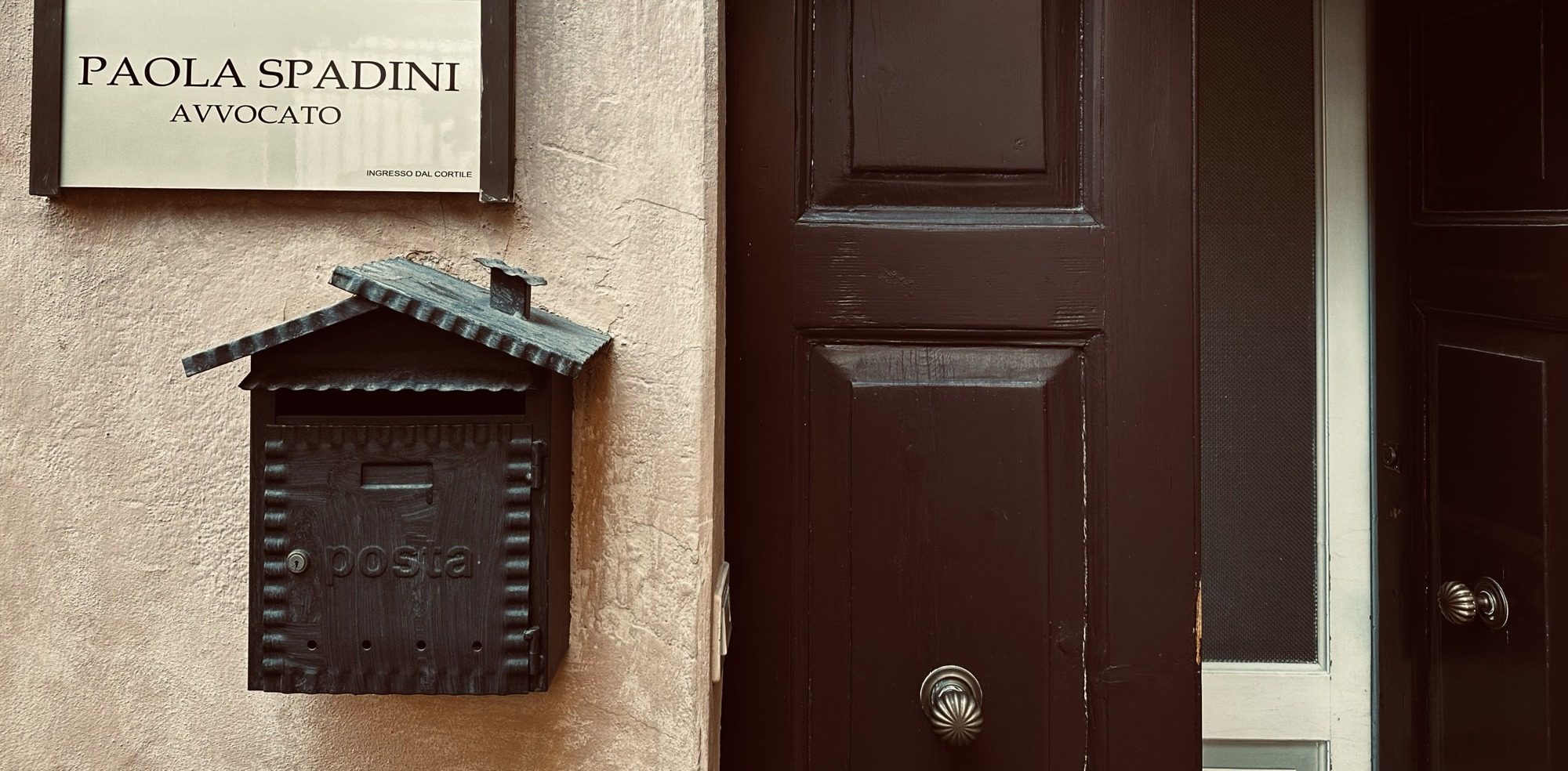 Ingresso dello Studio Legale Avv. Paola Spadini a Mantova, con la targa